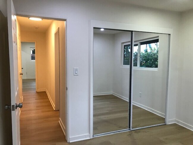 Building Photo - GLENOAKS