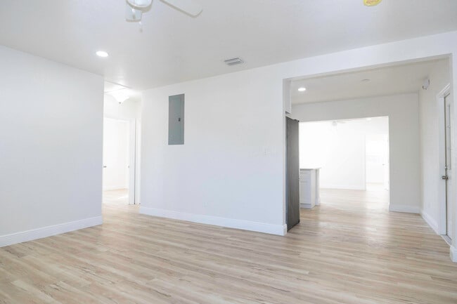 Building Photo - 924 NW 11th Ct