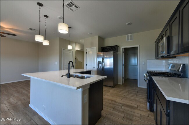 Building Photo - 516 Logwood Ave