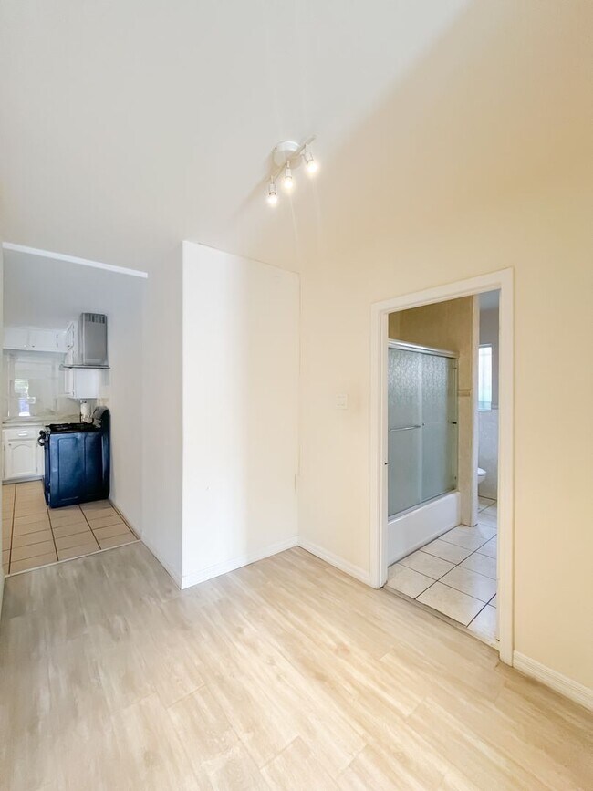 Building Photo - 807 Wilton Pl