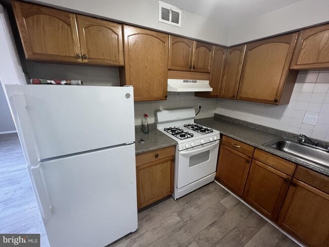 Building Photo - 371 Avon St