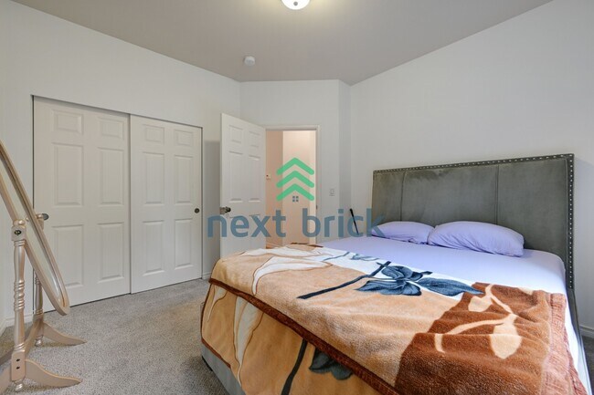 Building Photo - "Spacious 4-Bedroom Retreat with 4.5 Baths in Scenic Snohomish - Your 4400 Sq Ft Haven Awaits!"