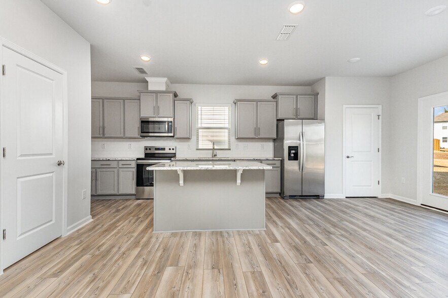 Building Photo - 1425 Rhodes Pond St