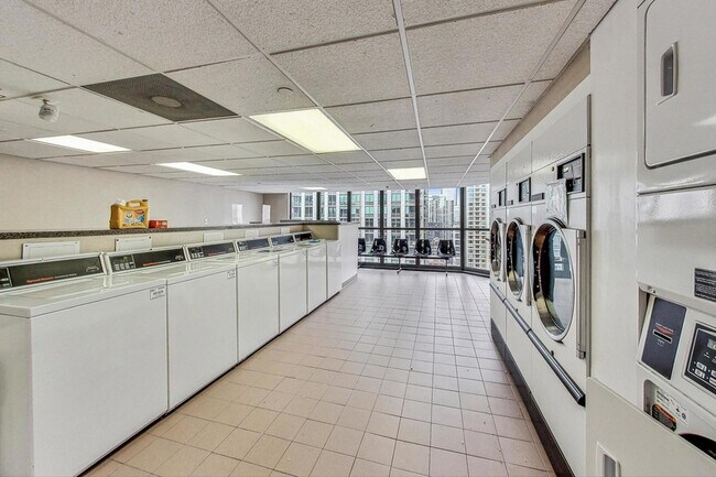 Building Photo - 10 E Ontario St