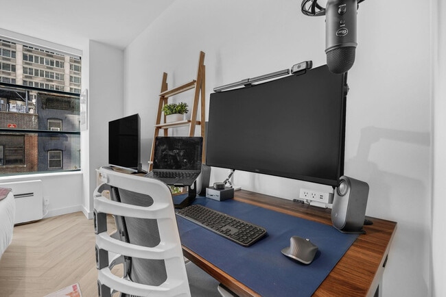 Building Photo - 980 6th Ave