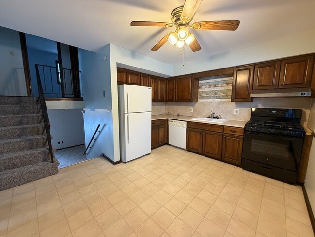 Building Photo - 3990-3992 Camelot Dr SE