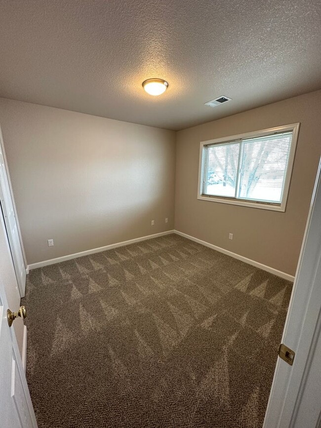 Building Photo - 2 BEDROOM, PLUS OFFICE SPACE, 2 BATHROOM, ...