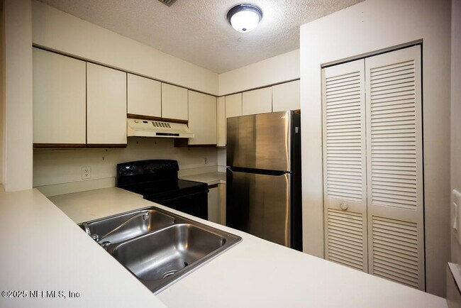 Building Photo - 1307 River Hills Cir E