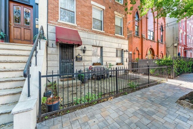 Building Photo - 135 Garden St