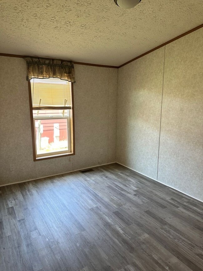 Building Photo - Centrally Located 3 BD 2 BA Modular Home