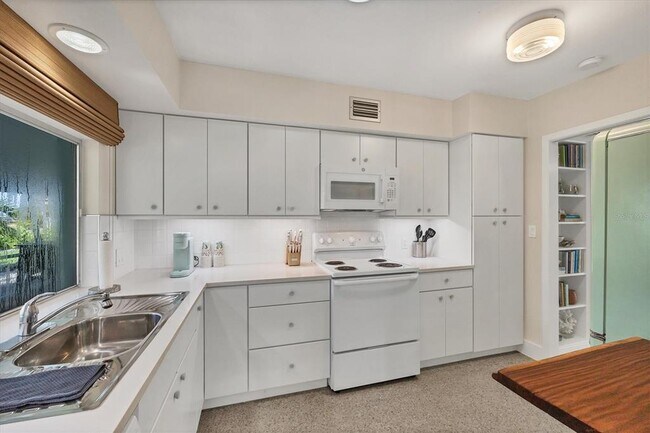 Building Photo - 550 Gaspar Dr