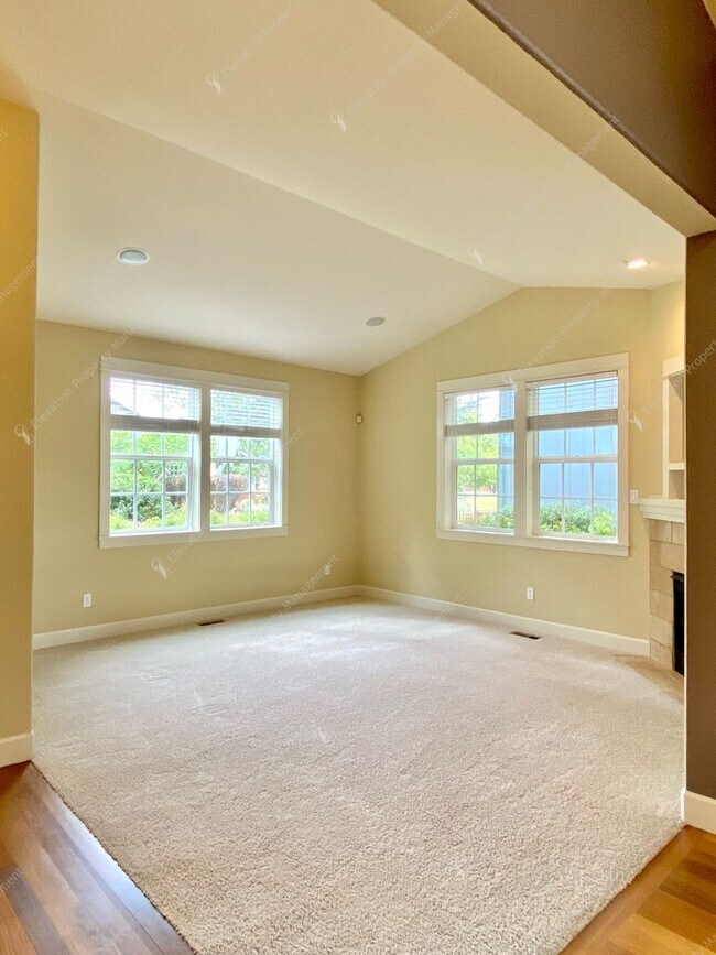 Building Photo - 3BR - 2.5 BA Charming Greenway Home in Lar...