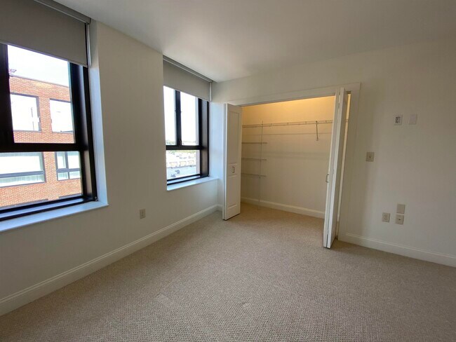 Building Photo - 875 Elm St