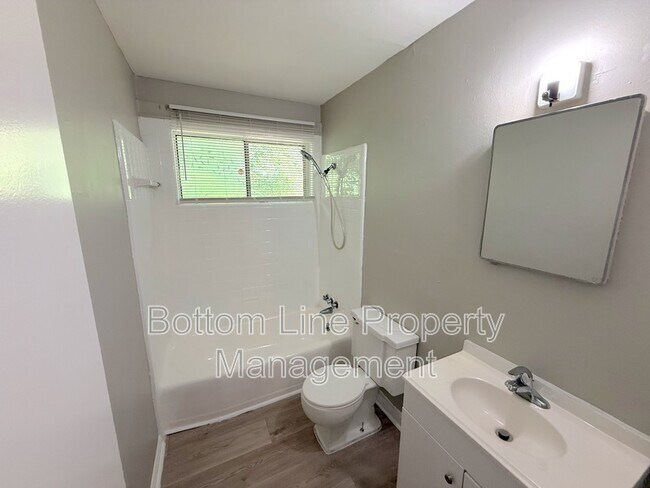 Building Photo - 561 Blendwood Dr