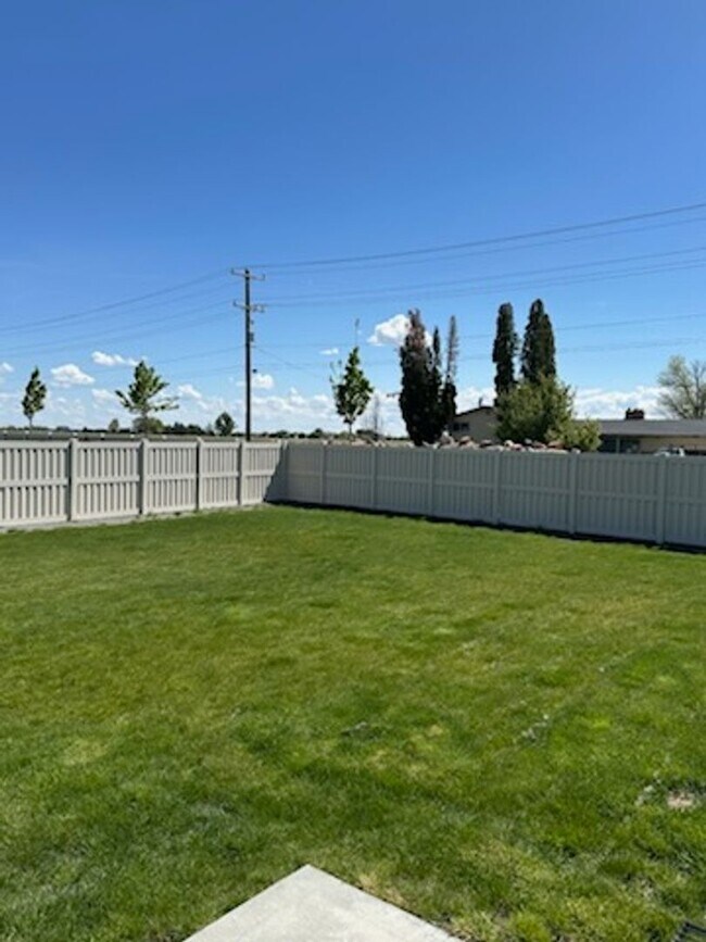 Building Photo - Beautiful brand new 3 bed 2 bath home in the Shadow Glenn Subdivision, just off Linden and Middle...