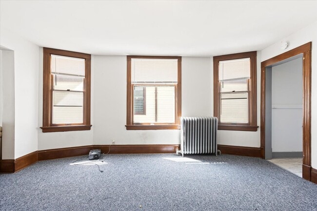 Building Photo - Frederick Upper Flat with 2 bathrooms!