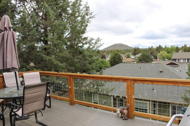 Building Photo - Spacious single-level 3 BR + office in NE ...