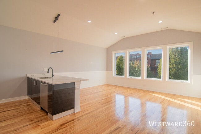 Building Photo - Penthouse 3 bed 2 bath near Washington Park