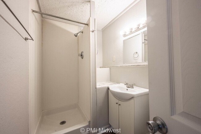 Building Photo - "Cozy 1-Bedroom Gem in Greenfield – Perfec...