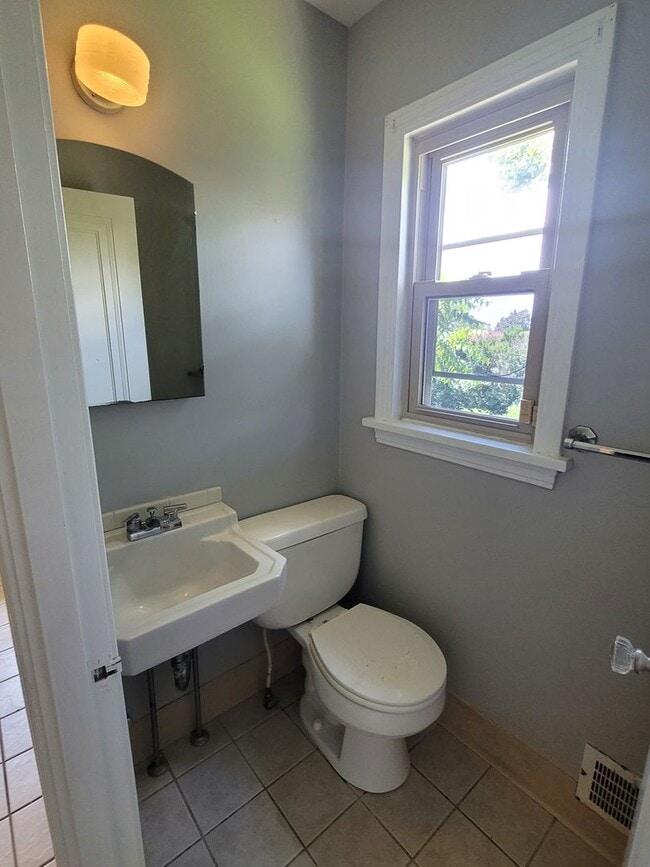 Building Photo - 3 Bedroom Home in Mt. Lebanon!
