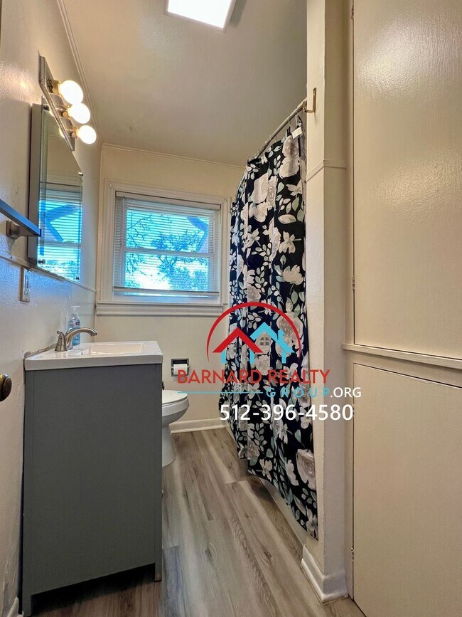 Building Photo - Available March 21: 3 Bed/2 Bath in Established Neighborhood