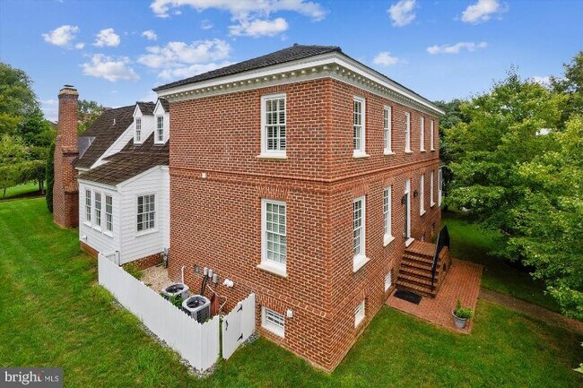 Building Photo - 9880 Palace Green Way