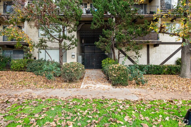 2052 Meridian Ave - 2050 Meridian