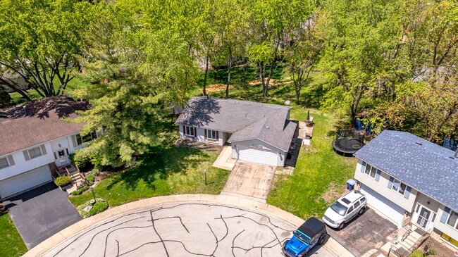 Building Photo - 24W500 Seabrook Ct