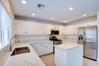 Building Photo - Gorgeous 3 bedroom 2.5 bathroom Townhome c...