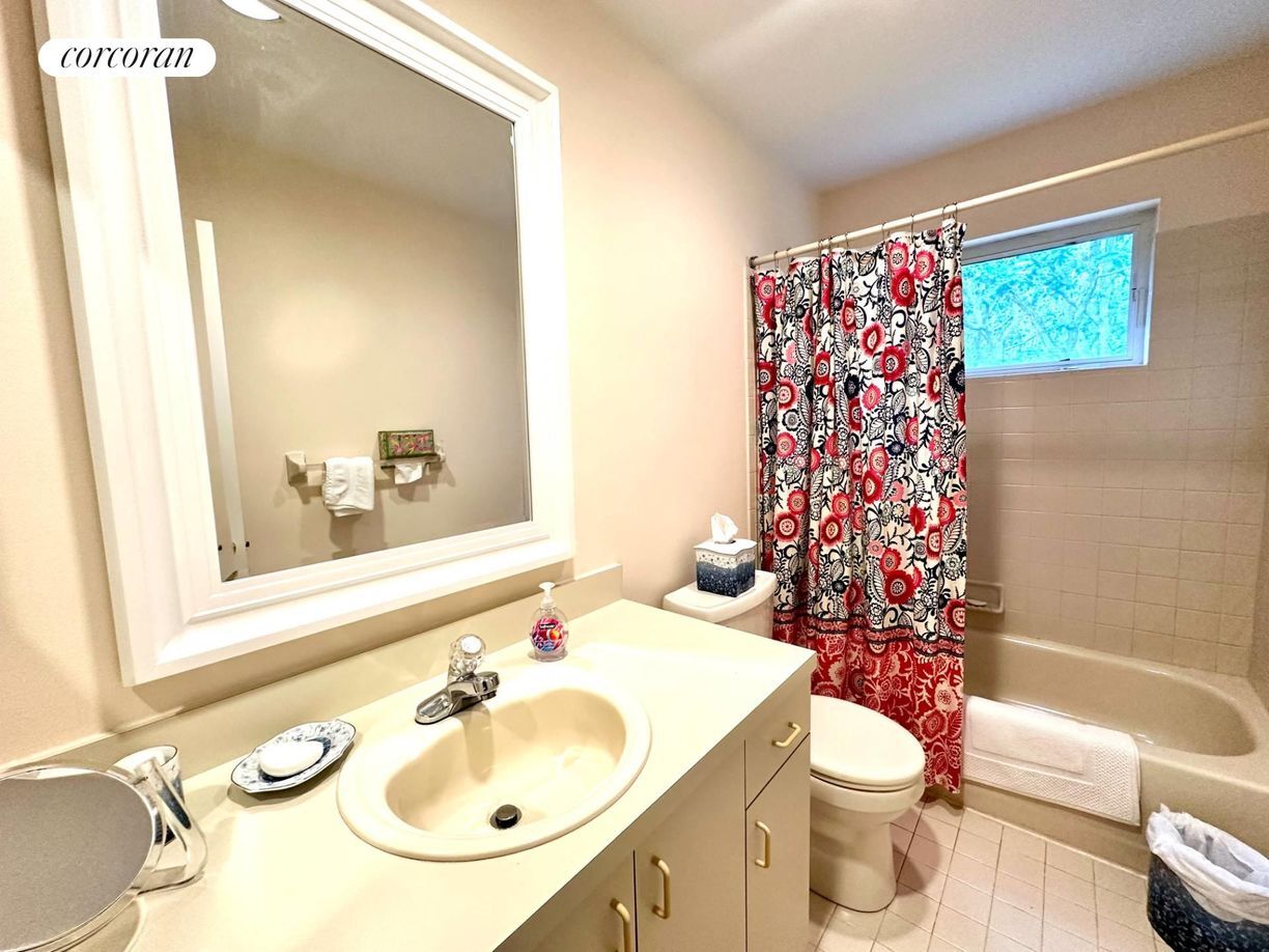 Building Photo - 37 Bonac Woods Ln