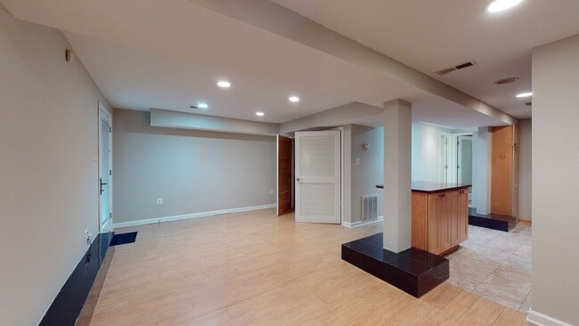 Building Photo - Spacious Two Bedroom Two Bathroom Petworth...