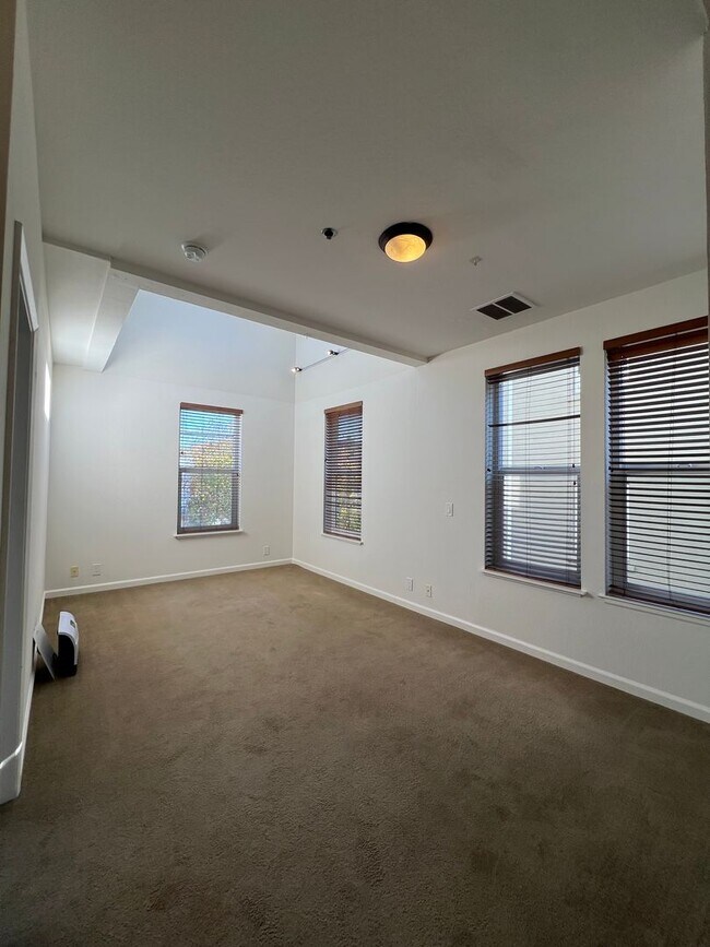 Building Photo - 609 Pacific Ave