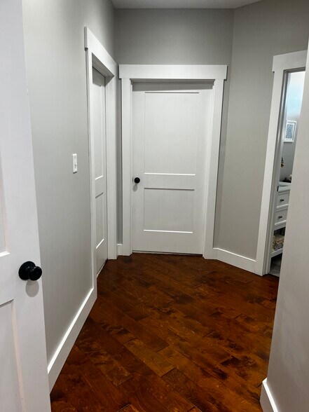 Two guest bedrooms or children’s rooms - 100 N Homestead Ln
