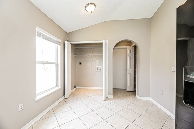 Building Photo - 12607 Reeding Ridge Dr N