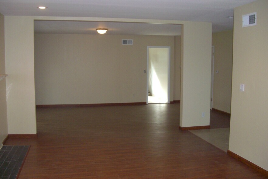 Building Photo - 9224 Sophia Ave