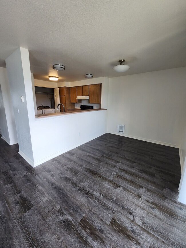 Building Photo - Available Now! Updated 2 bed condo in Central location, utilities included!