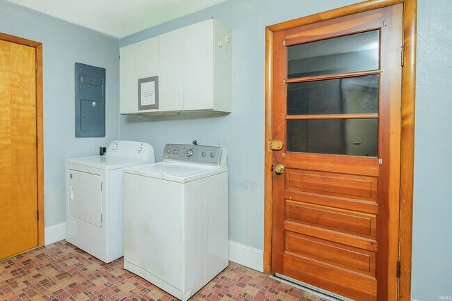Building Photo - 117 N Hillsdale Dr