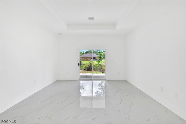 Building Photo - 724 Lamar St E