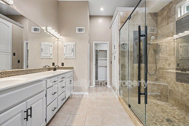 Building Photo - 5605 NE Coral Dr