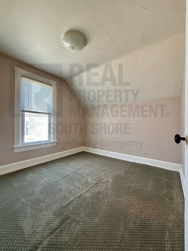 Building Photo - Charming 1 Bedroom + Den with Private Entrance & Vintage Character