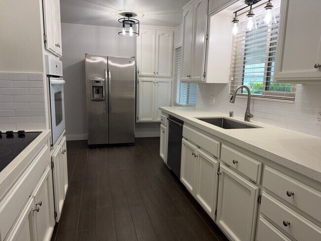 Building Photo - Adorable 3 bedroom 1.5 bath home garden setting