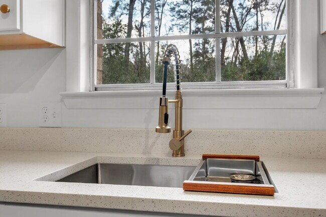 Building Photo - Freshly Remodeled 4 Bedroom 2 Bathroom Single Family Home.