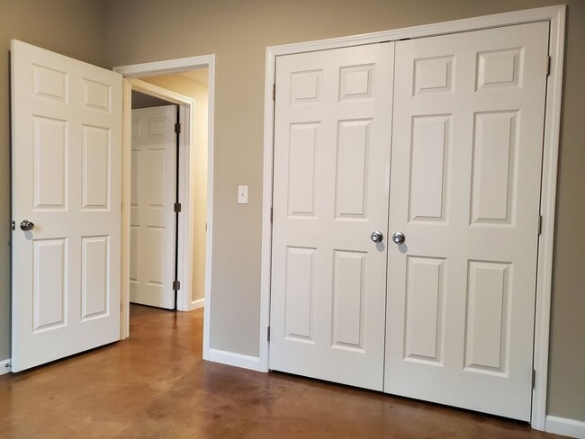 Building Photo - 2 bedroom, 1 bath apartment located in Jackson, MO