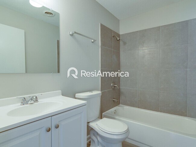 Building Photo - 3BR/2B Renovated Lake House Available For ...