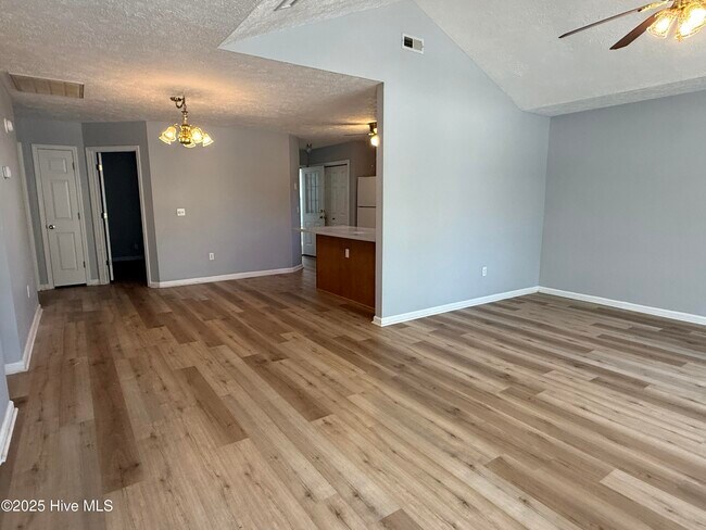 Building Photo - 1308 E Oak Island Dr