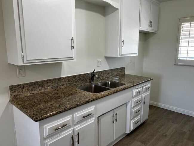 Building Photo - 2 Bedroom 1 Bath Apartment for Rent in Whittier with Open Floor Plan
