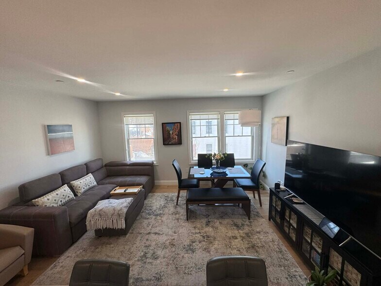 Building Photo - 137 Falcon St