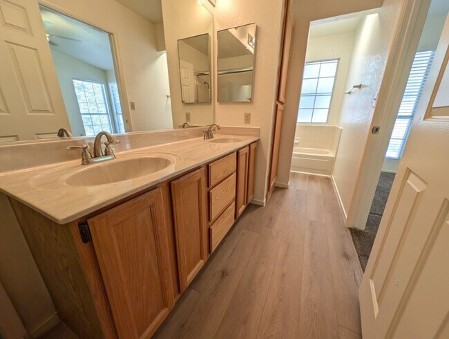 Building Photo - 5117 Kingsbridge