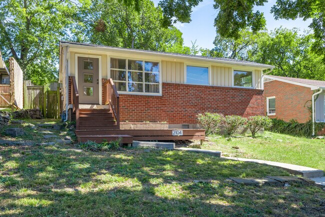 Building Photo - 2104 15th Ave S