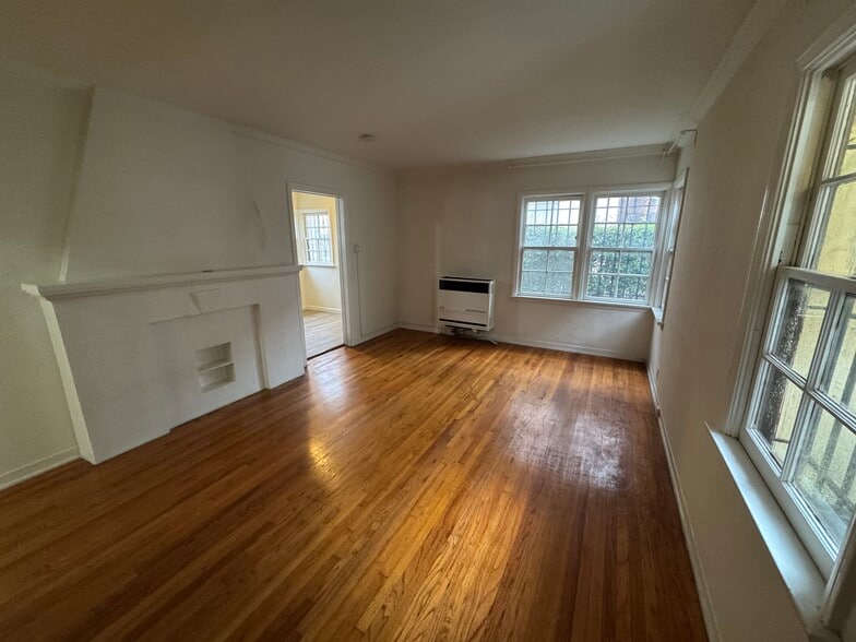 Building Photo - 5767 San Vicente Blvd